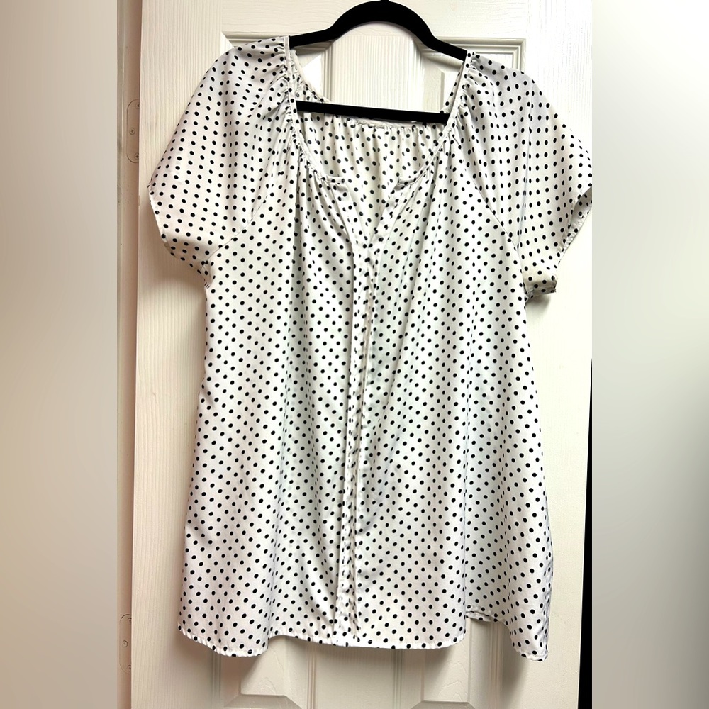 XL white and black poka dot maternity shirt.